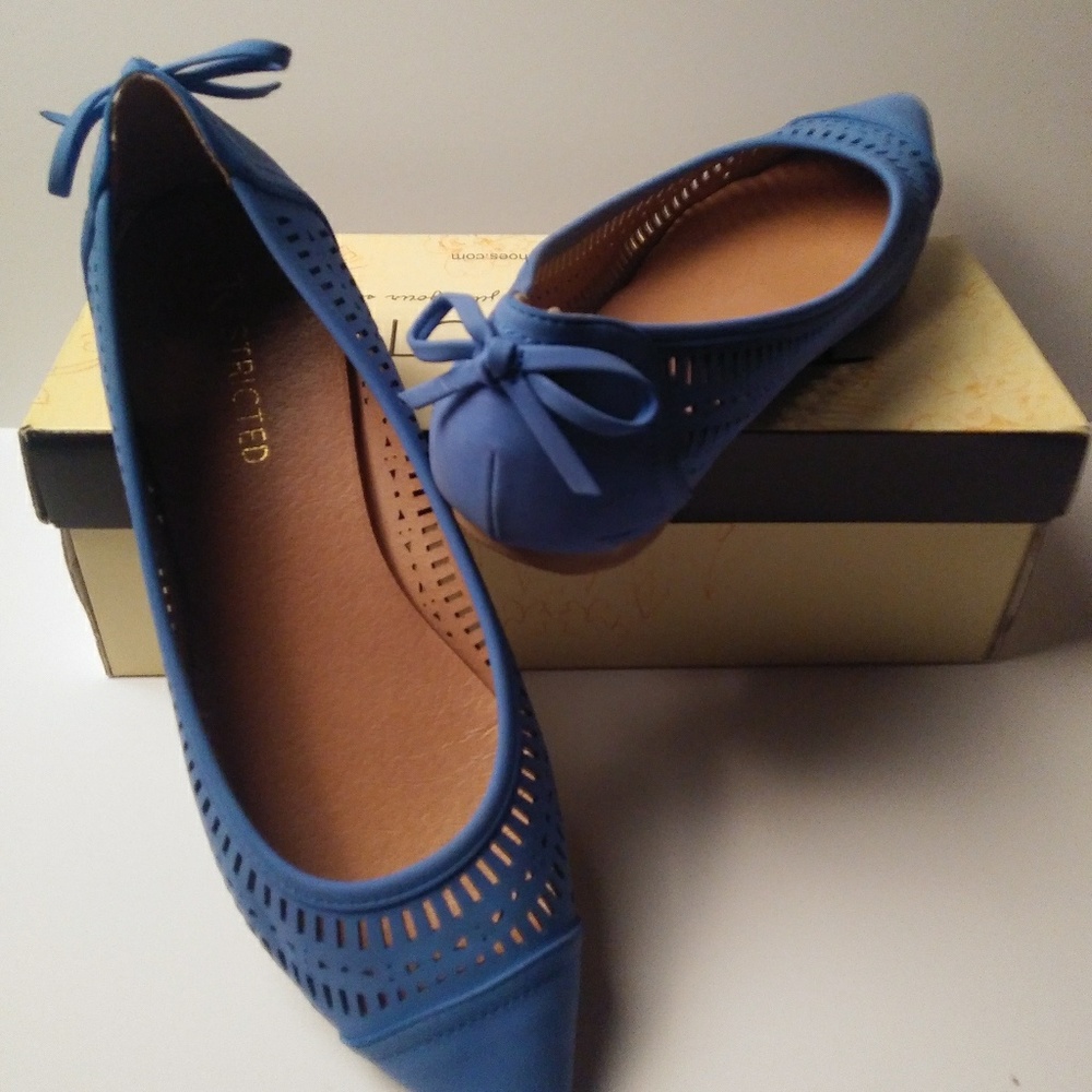 Blue notch detail flats with anged toe
